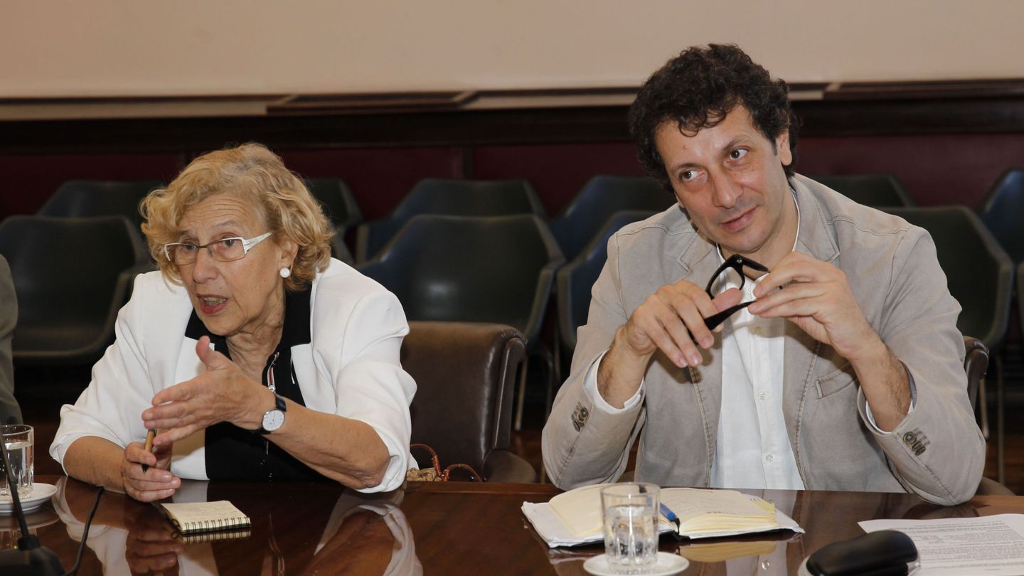 Manuela Carmena y el jefe de gabinete del Ayuntamiento de Madrid, Felipe Llamas. (EFE)