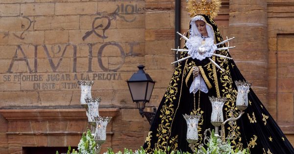 Foto: Procesión de Nuestra Señora de los Dolores en Oviedo (EFE/Alberto Morante)