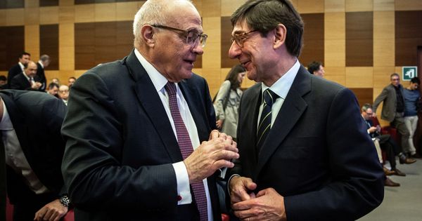 Foto: Josep Oliu (izda.) y José Ignacio Goirigolzarri, presidentes de Banco Sabadell y de Bankia. (EFE)