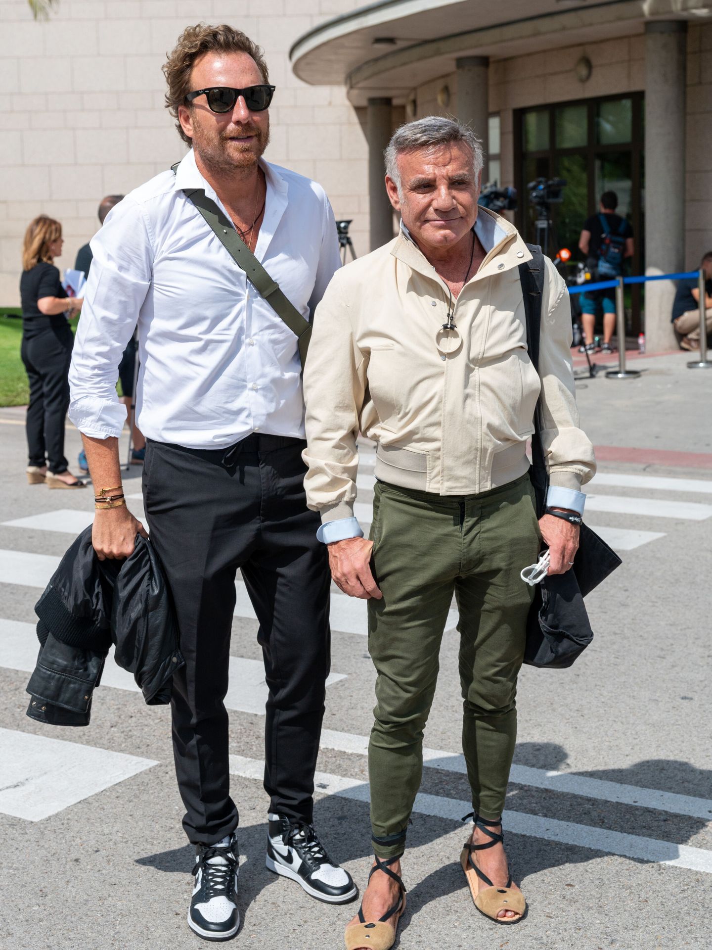 El arquitecto Joaquín Torres y su marido, Raúl Prieto, a su llegada al tanatorio de La Paz de Tres Cantos. (EFE/Fernando Villar) 