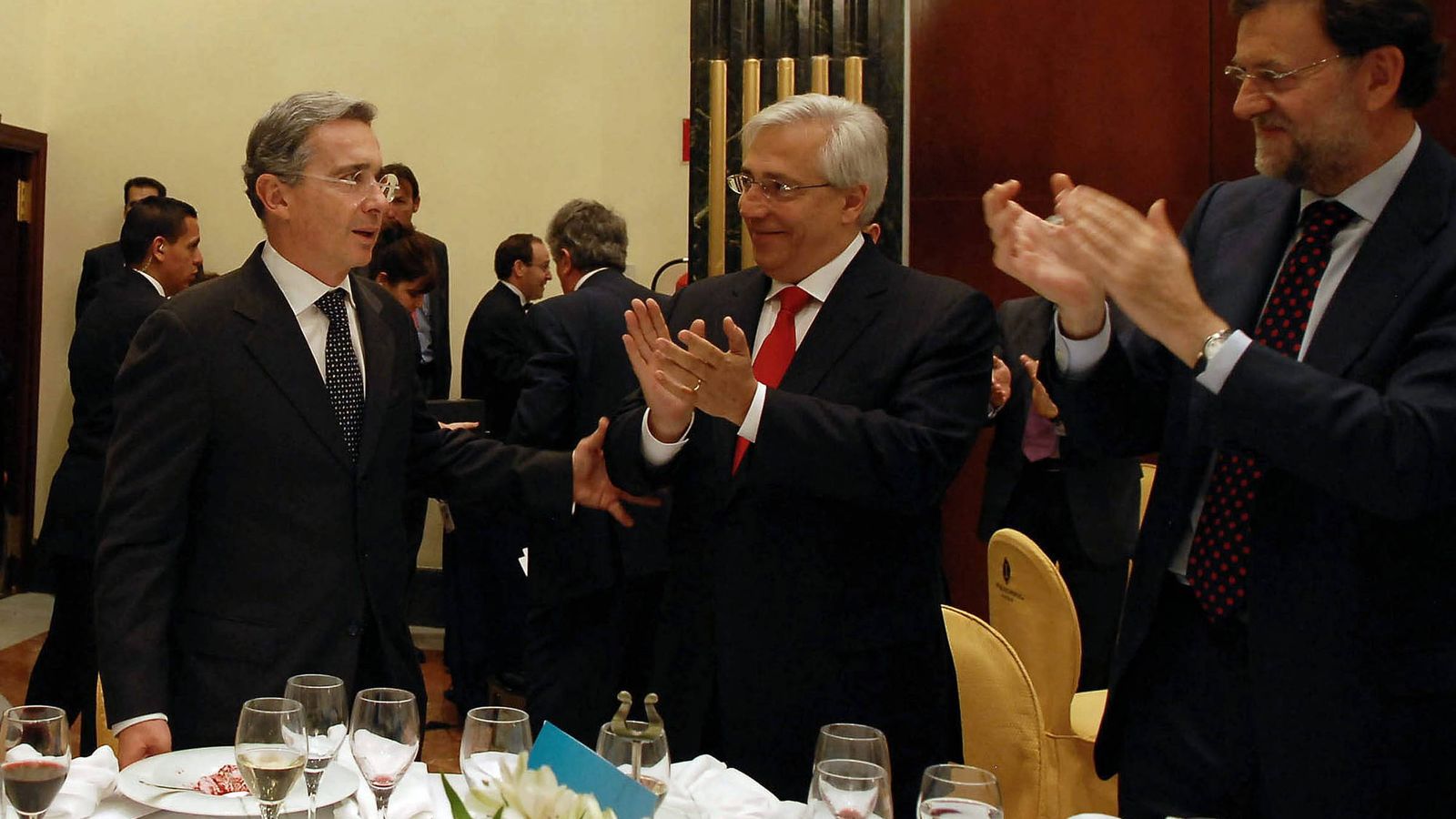 Foto: Julio Ariza, en el centro, en una imagen de archivo junto a Mariano Rajoy y Álvaro Uribe (EFE).