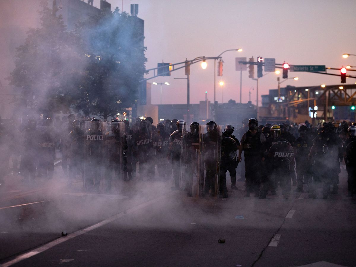 Foto: Gas lacrimógeno en Atlanta durante una de las protestas por la muerte de Floyd. (Reuters)