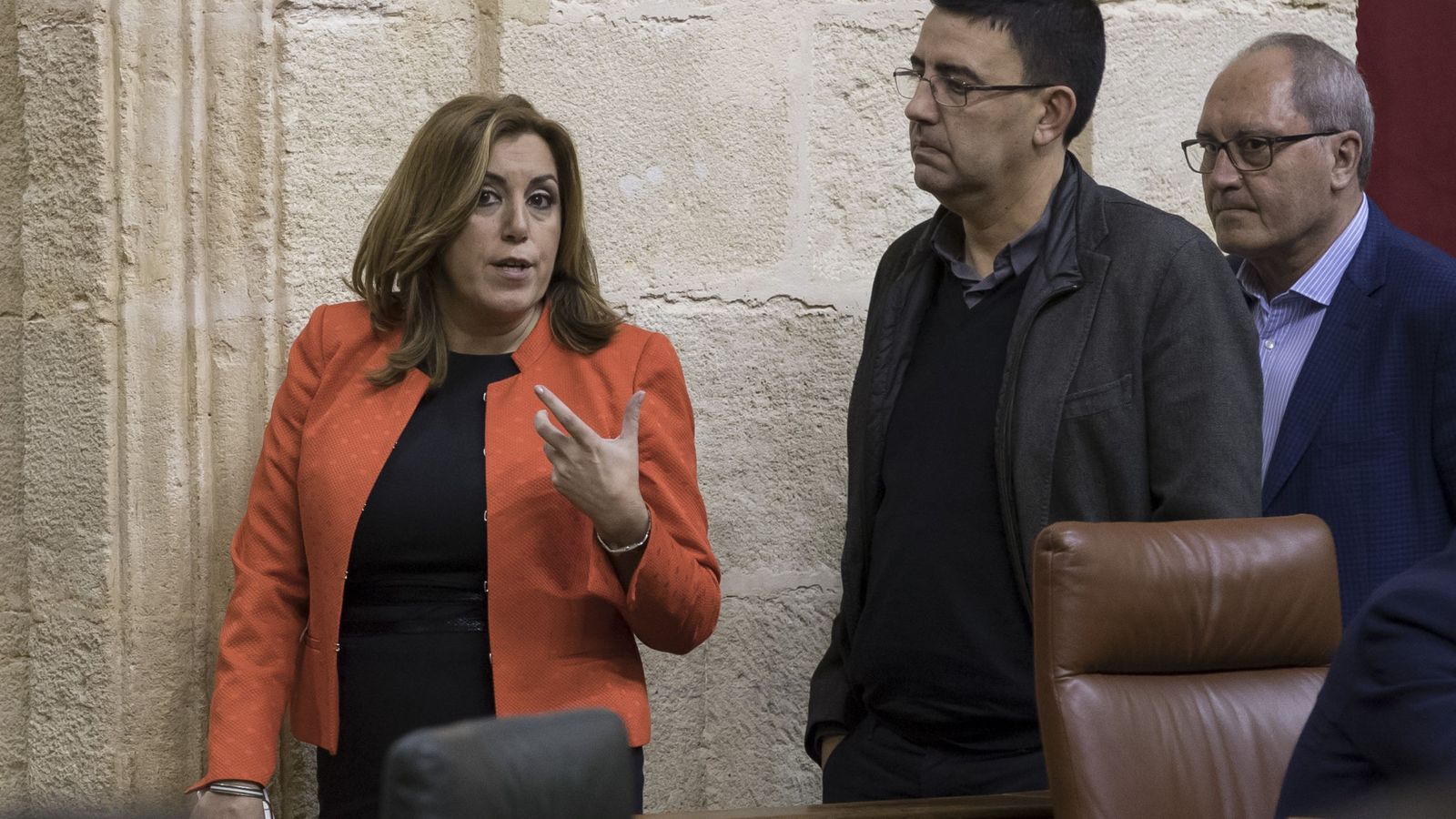 Foto: La presidenta andaluza, Susana Díaz, conversa con el portavoz de la gestora del PSOE y portavoz del grupo parlamentario, Mario Jiménez. (EFE)