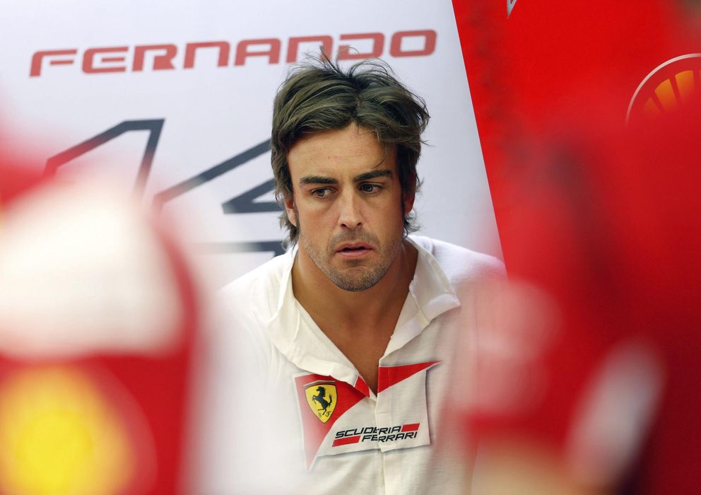 Foto: Fernando Alonso en su box de Bahrein.