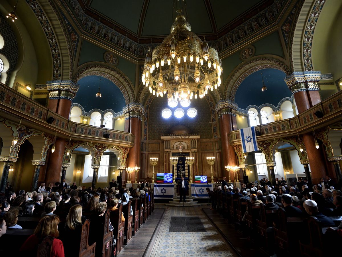 Foto: Foto de archivo del interior de la sinagoga central de Sofía. (EFE/Vassil Donev)