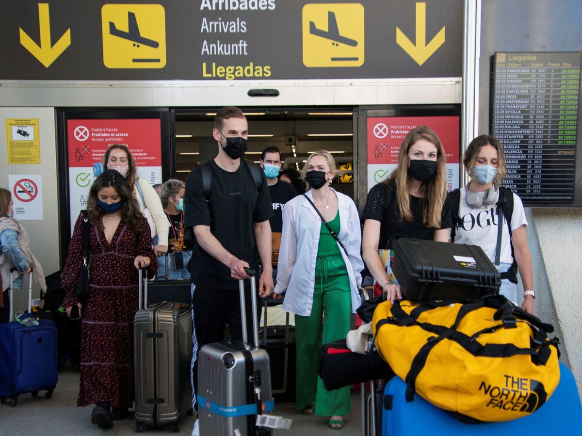 Foto: Viajeros llegando al aeropuerto de Palma. (EFE)