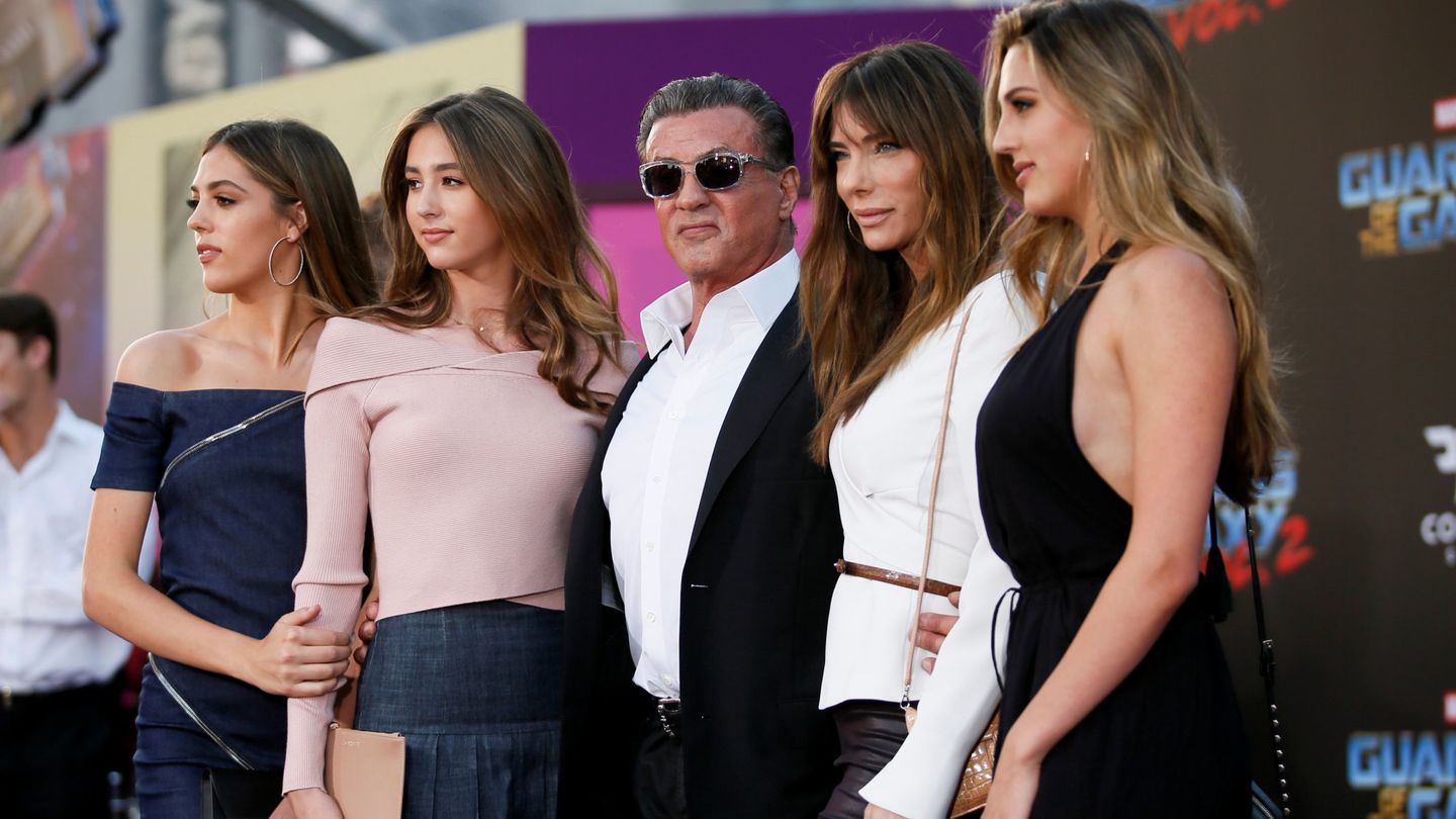 Stallone posa con su mujer y sus hijas. (Reuters)
