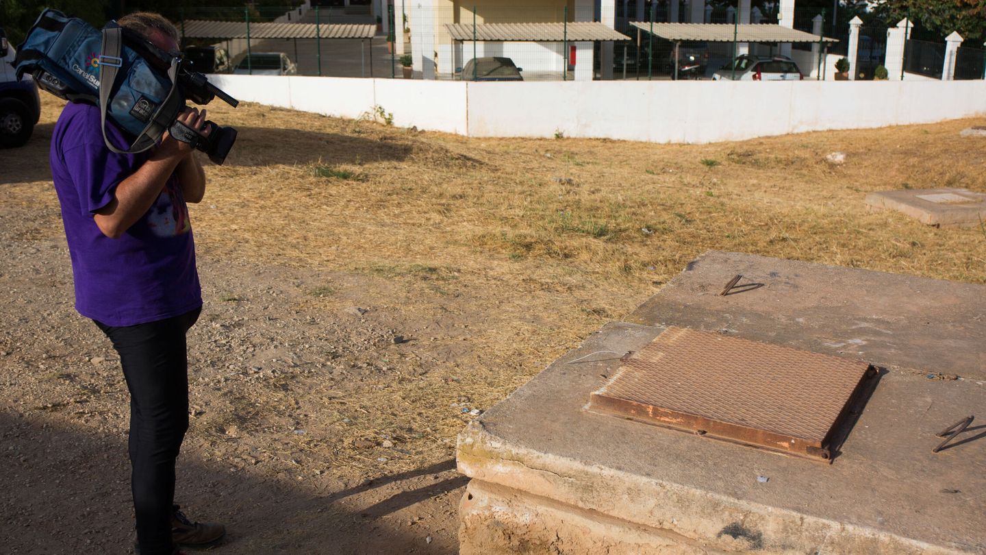 Un cámara graba el sitio donde permaneció el cuerpo de Ángela. (EFE/Álvaro Cabrera)