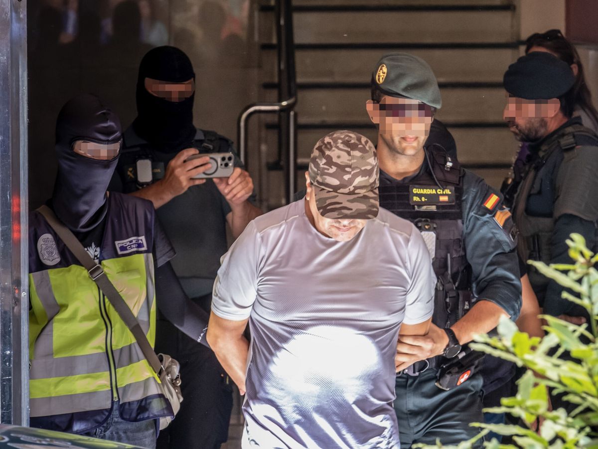Foto: Agentes de la guardia civil con un detenido en imagen de archivo. (EFE/Fernando Díaz)