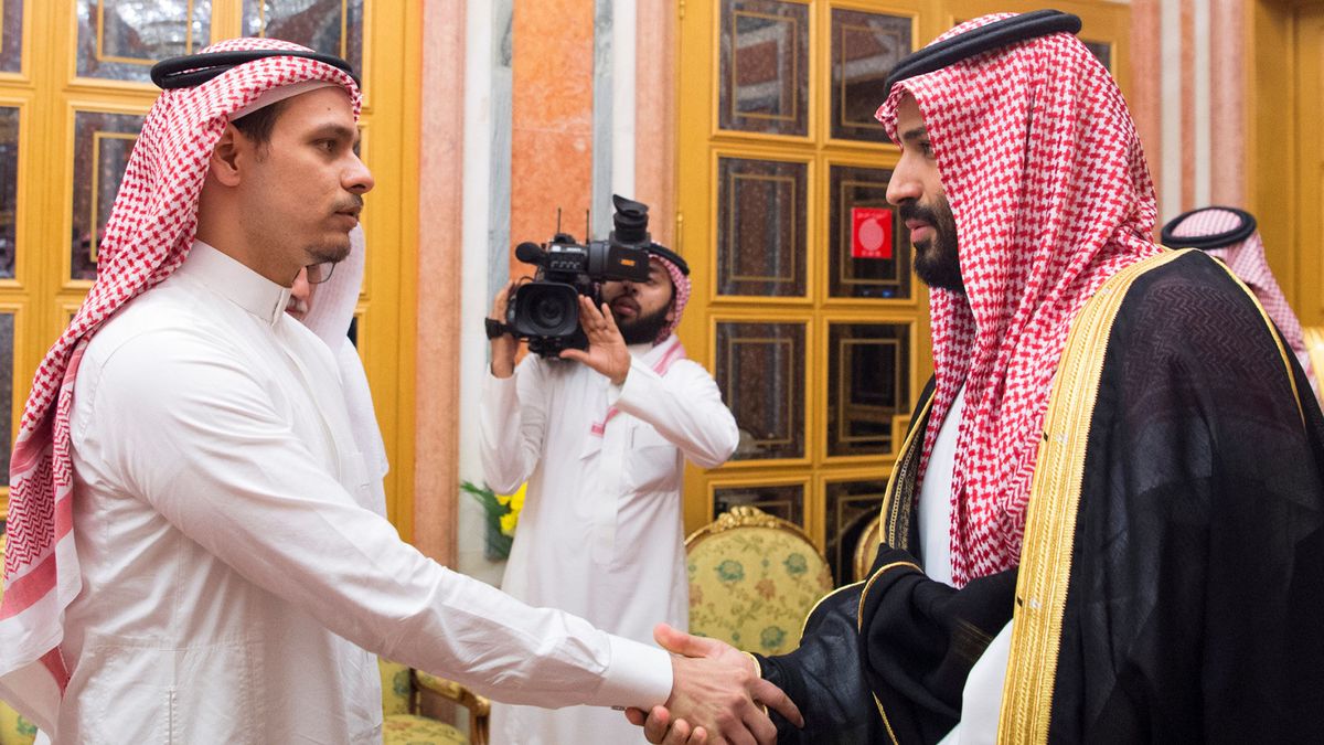 La foto del pésame del rey y del príncipe de Arabia Saudí al hijo de Khashoggi