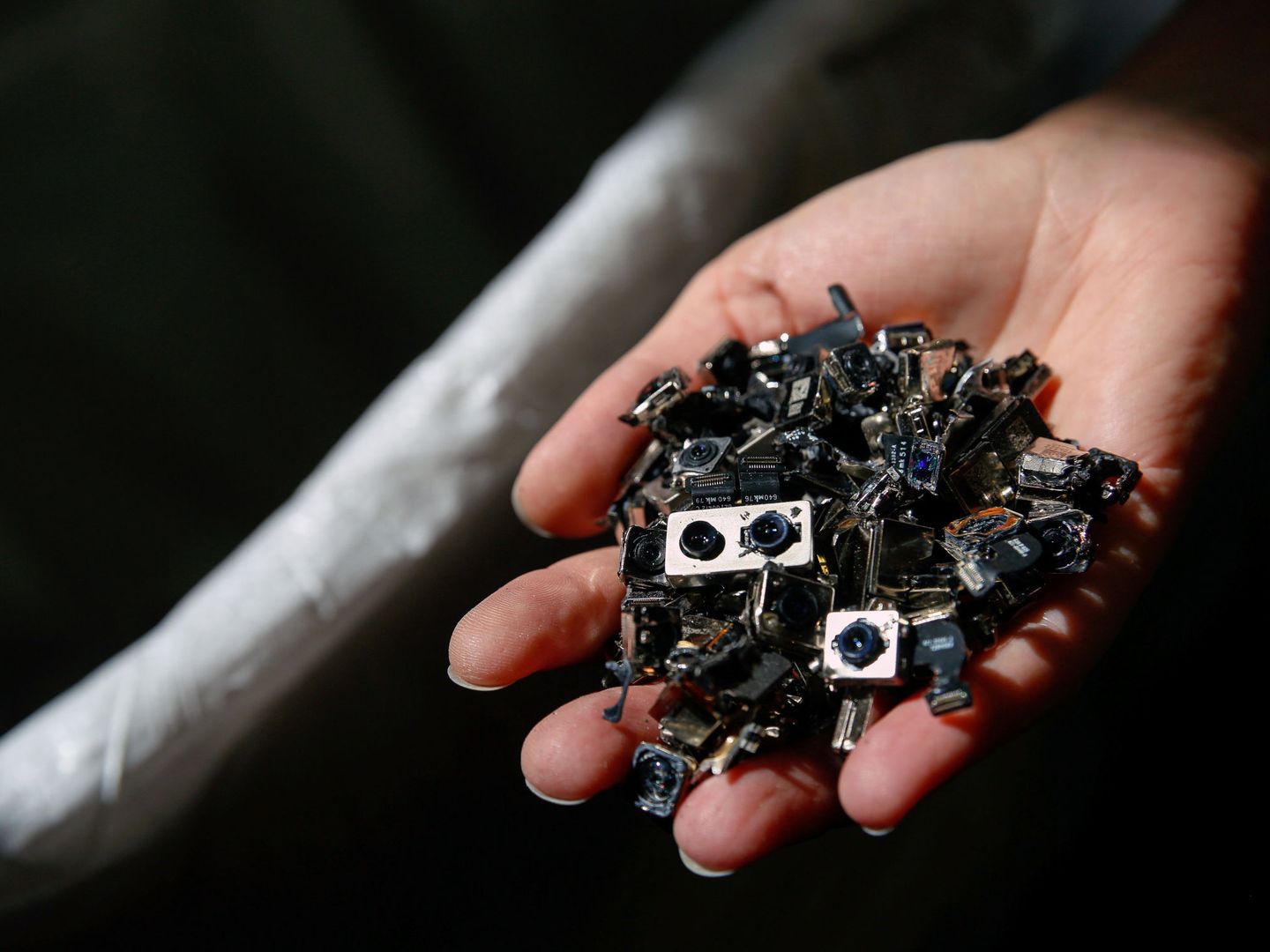 Piezas recuperadas por Daisy, uno de los robots recicladores de Apple. (Reuters)