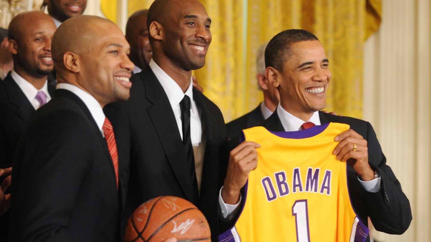 Kobe Bryant junto a Barack Obama. (Reuters)