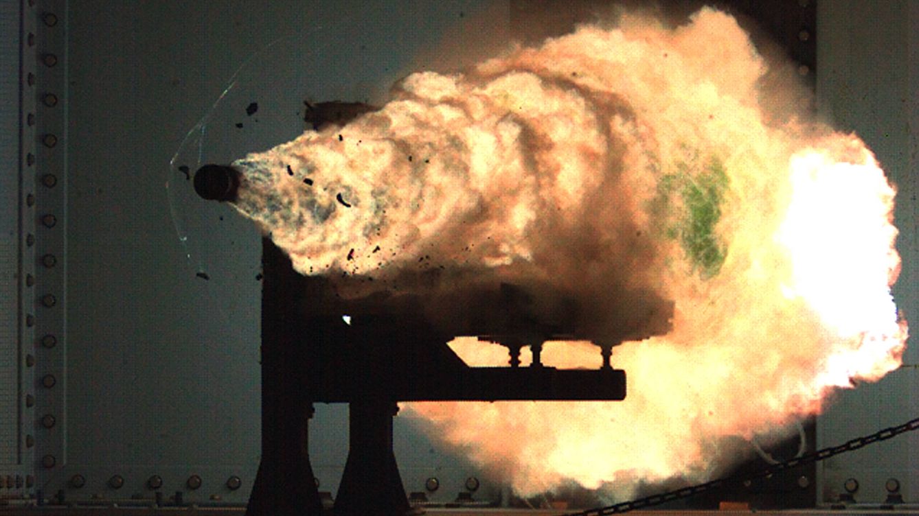 Foto: Imagen del proyectil a 2.520 metros por segundo disparado por un 'railgun' americano. (US Navy)