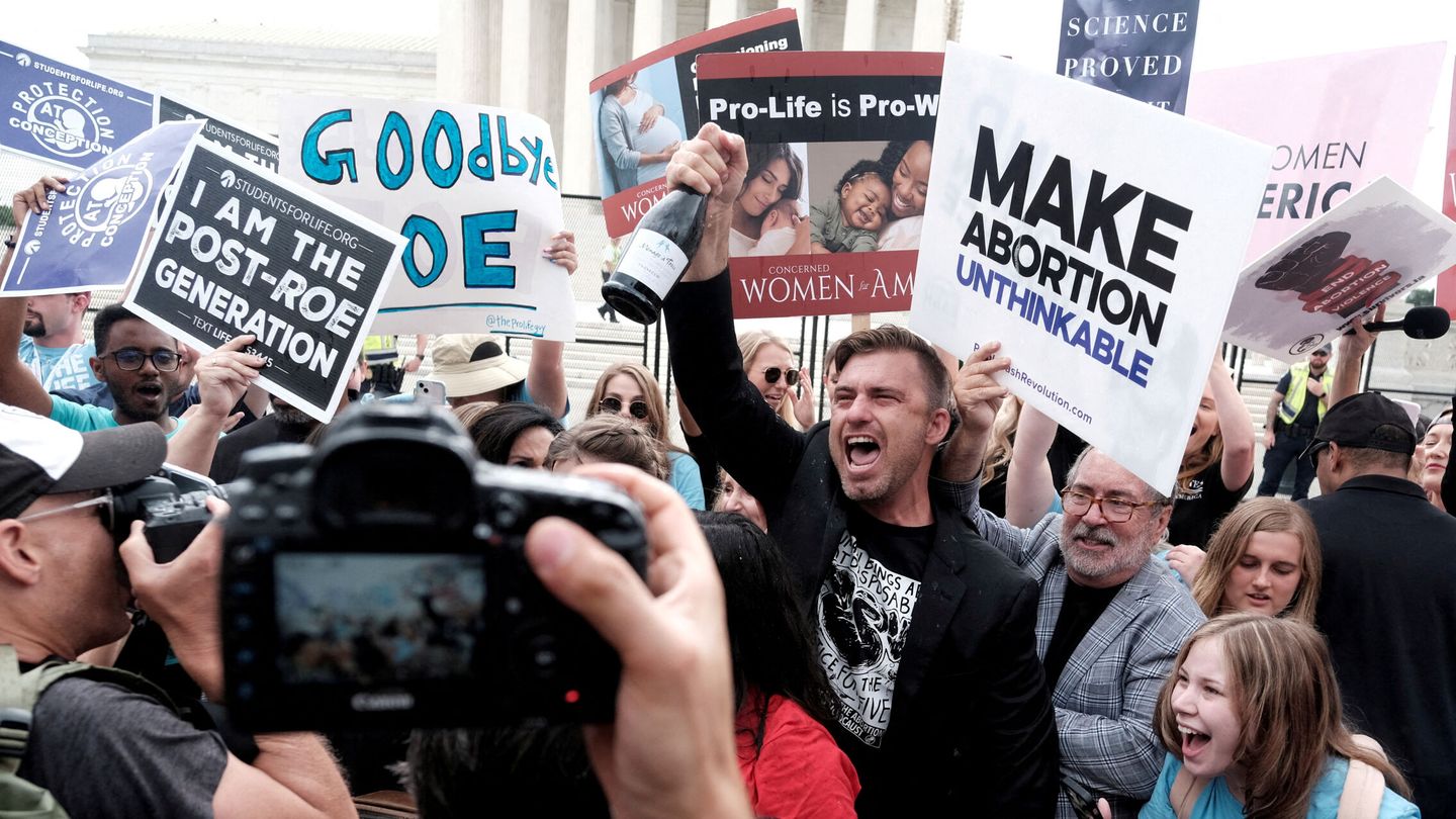 Manifestantes antiaborto celebran frente a la Corte Suprema de EEUU la derogación de la protección constitucional del aborto. (Reuters/Michael A. McCoy)