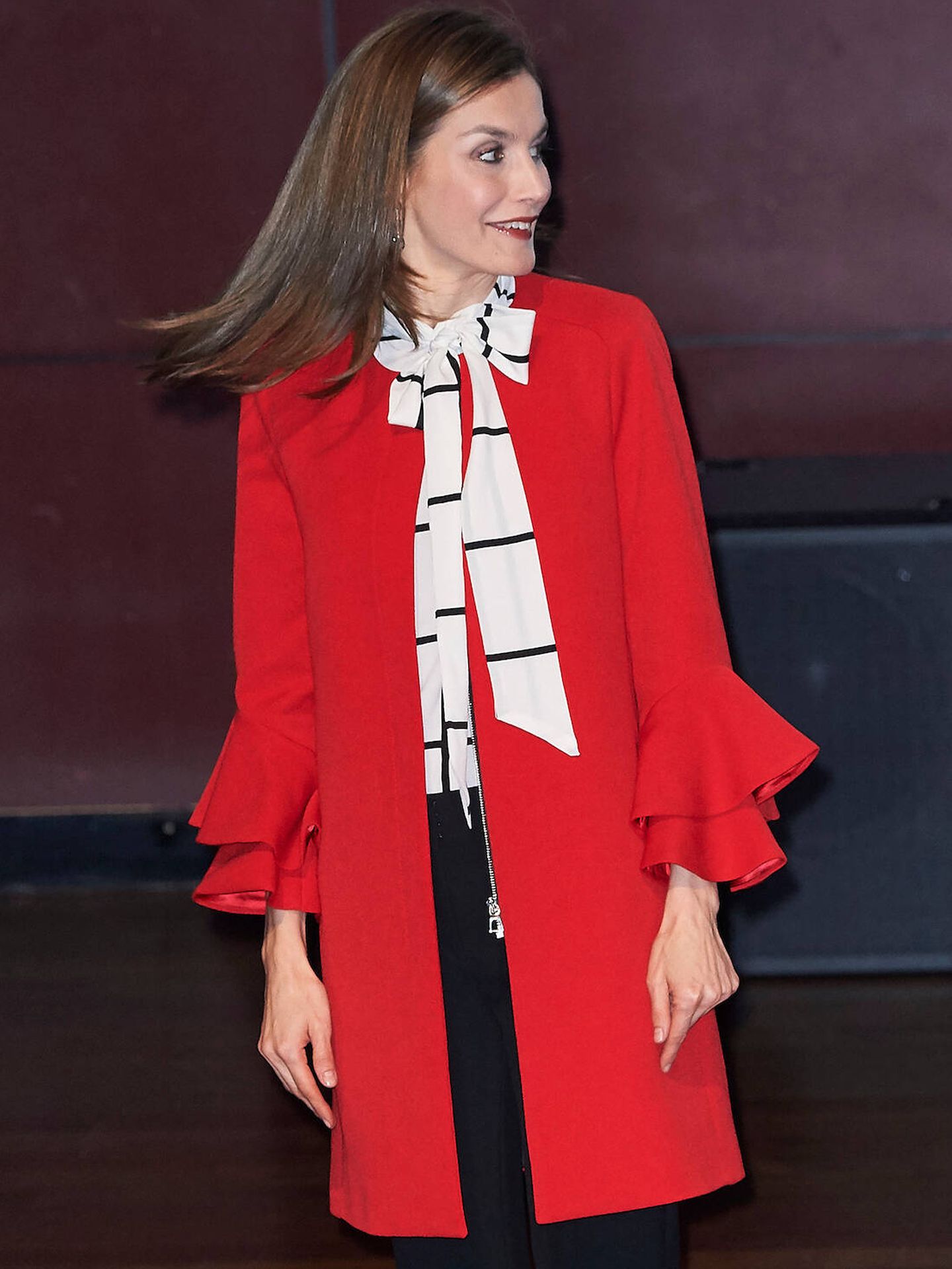 La reina Letizia, con abrigo rojo de Zara. (LP)