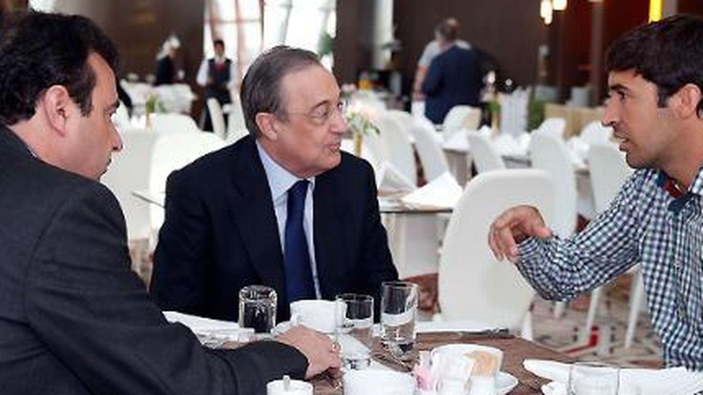 Raúl con Florentino y José Ángel Sánchez en Qatar (Real Madrid - Helios de la Rubia)