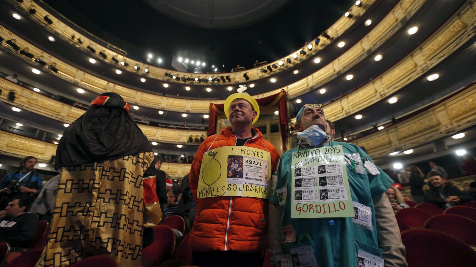 Foto: Algunas personas disfrazadas en el interior del Teatro Real donde se celebra el sorteo. (Efe) 