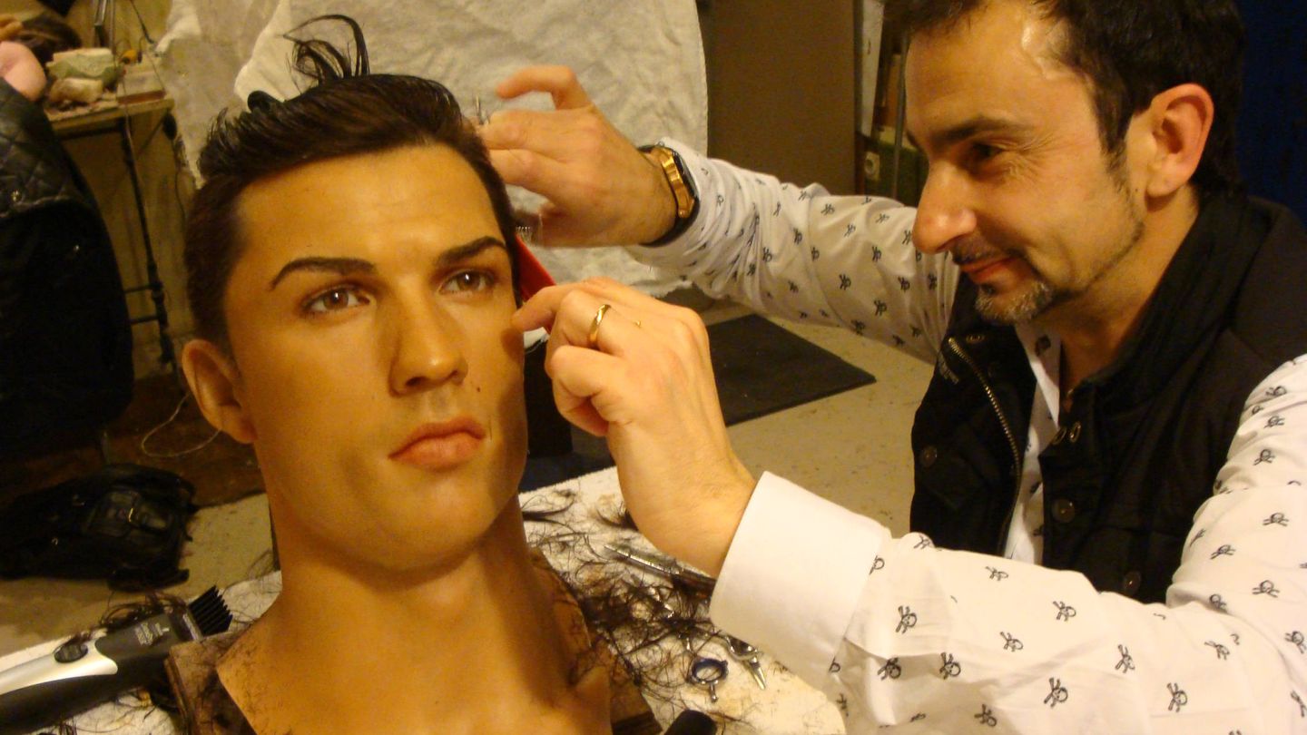 El peluquero de Ronaldo peinando su figura. (Foto: Vanitatis)