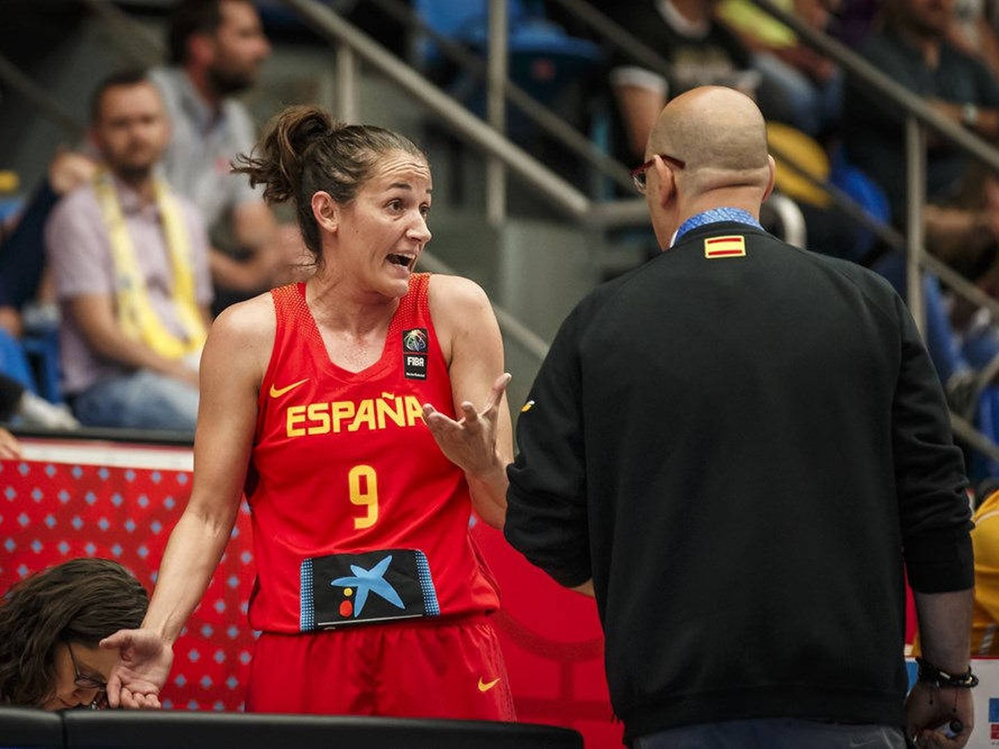 Laia Palau habla con Lucas Mondelo durante un partido de la selección española. (FEB)