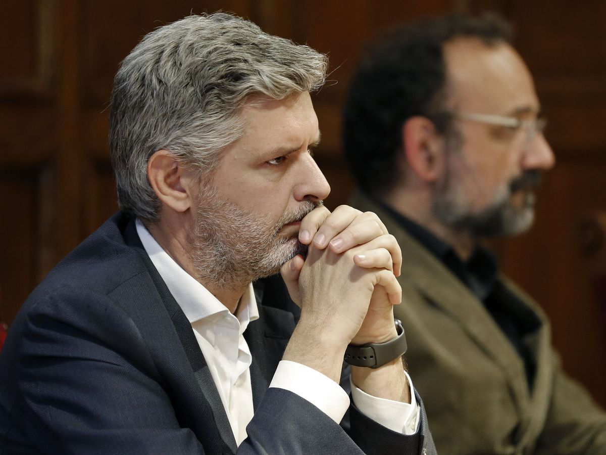 Foto: Los abogados Andreu Van Den Eynde (i), y Benet Salellas (d). (EFE/Andreu Dalmau)