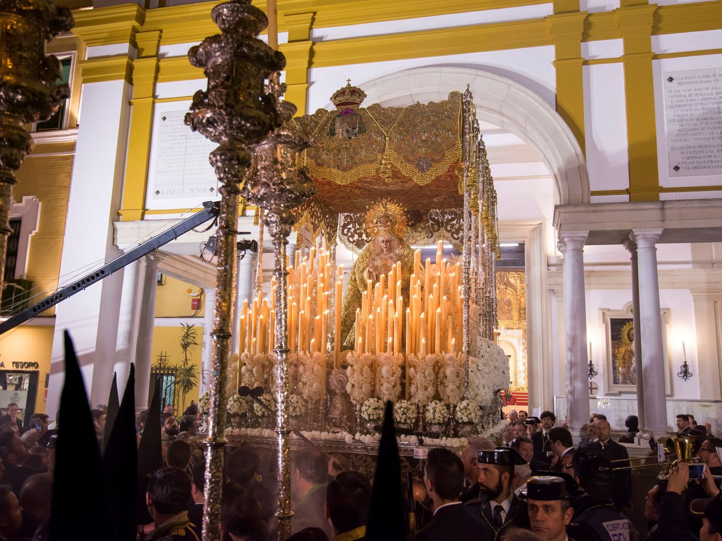 La Virgen de La Macarena sale de su templo en Sevilla. (EFE)