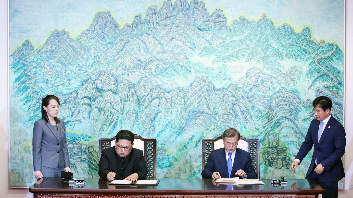 El líder norcoreano Kim Jong-un y el presidente surcoreano Moon Jae-in firman un acuerdo durante la cumbre intercoreana en la Zona Desmilitarizada, el 27 de abril de 2018. (EFE)
