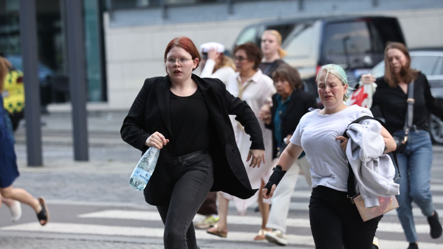 La gente huye del centro comercial tras el tiroteo. (EFE/Olafur Steinar)