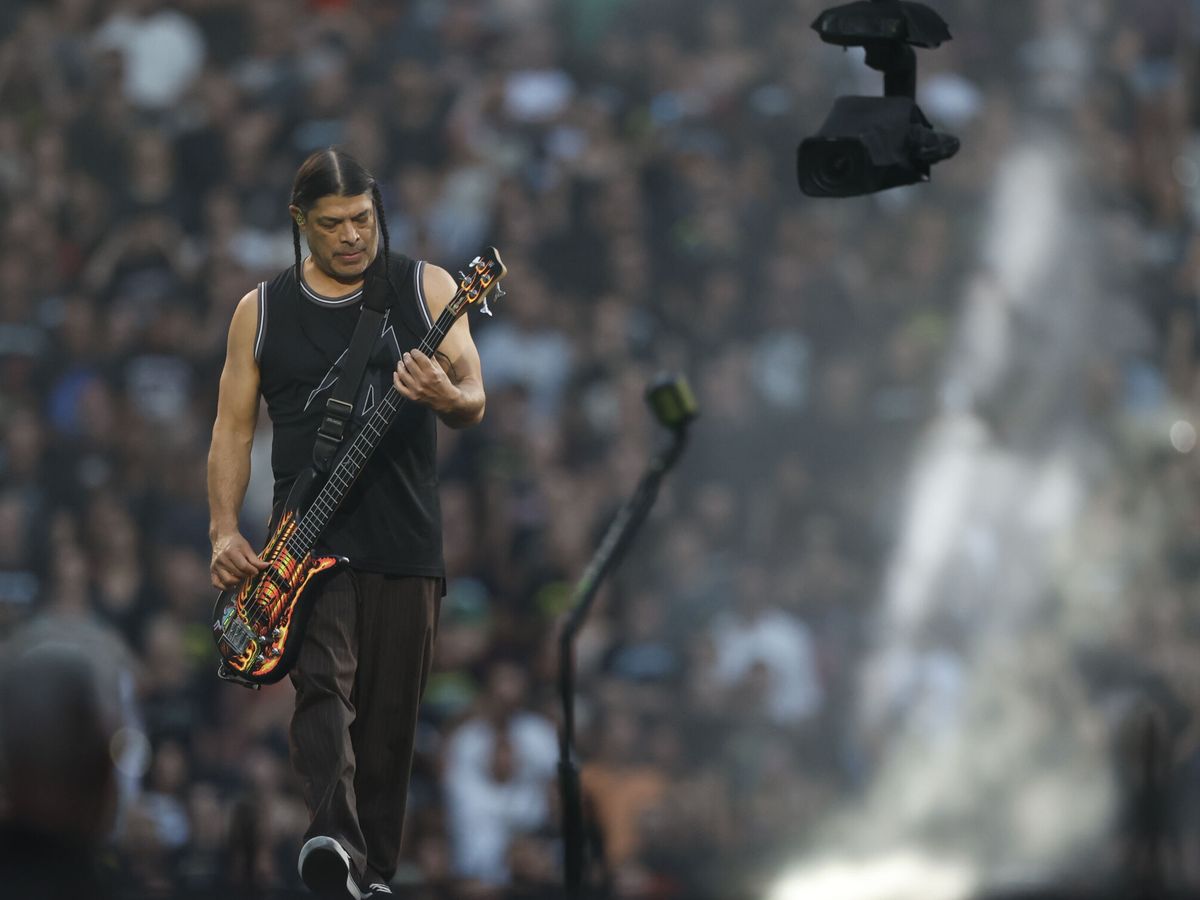 Foto: Robert Trujillo, el bajista de la banda estadounidense Metallica durante su actuación en el Metropolitano de Madrid (EFE/Mariscal) 