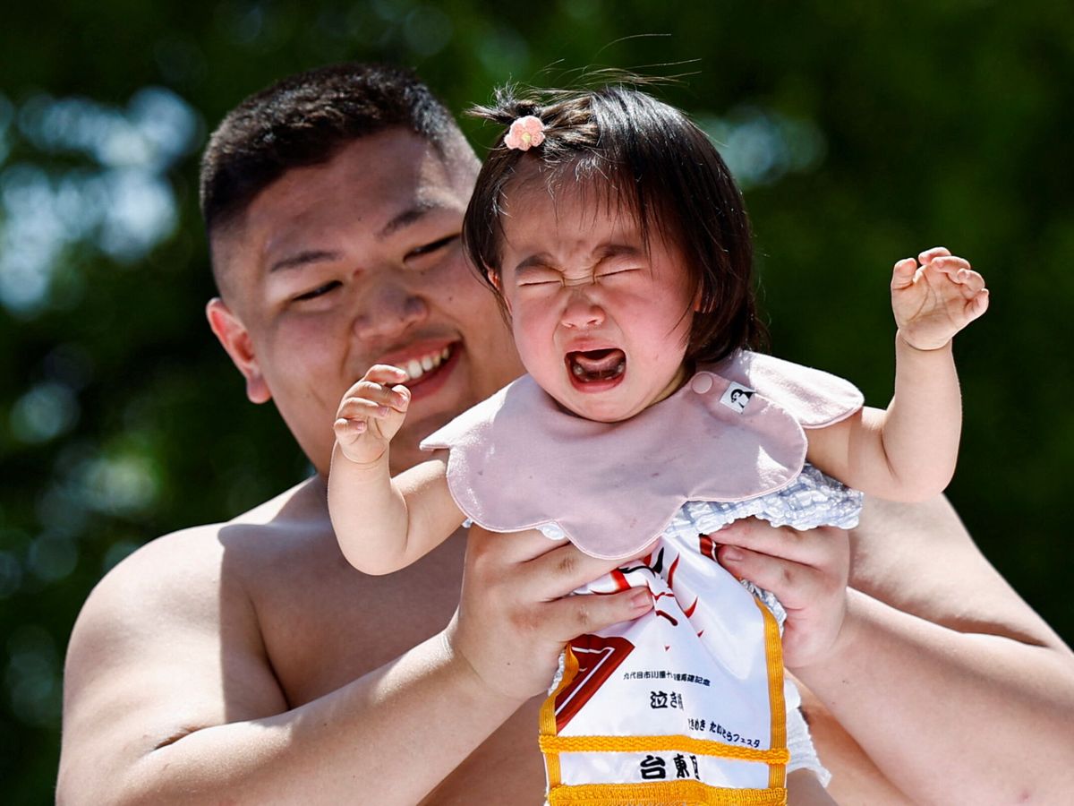 Foto: Un bebé japones llora como parte del festival Nakizumo, en el que dos luchadores de sumo sostienen a un bebé y gana el primero que llore. (Reuters/Issei Kato)