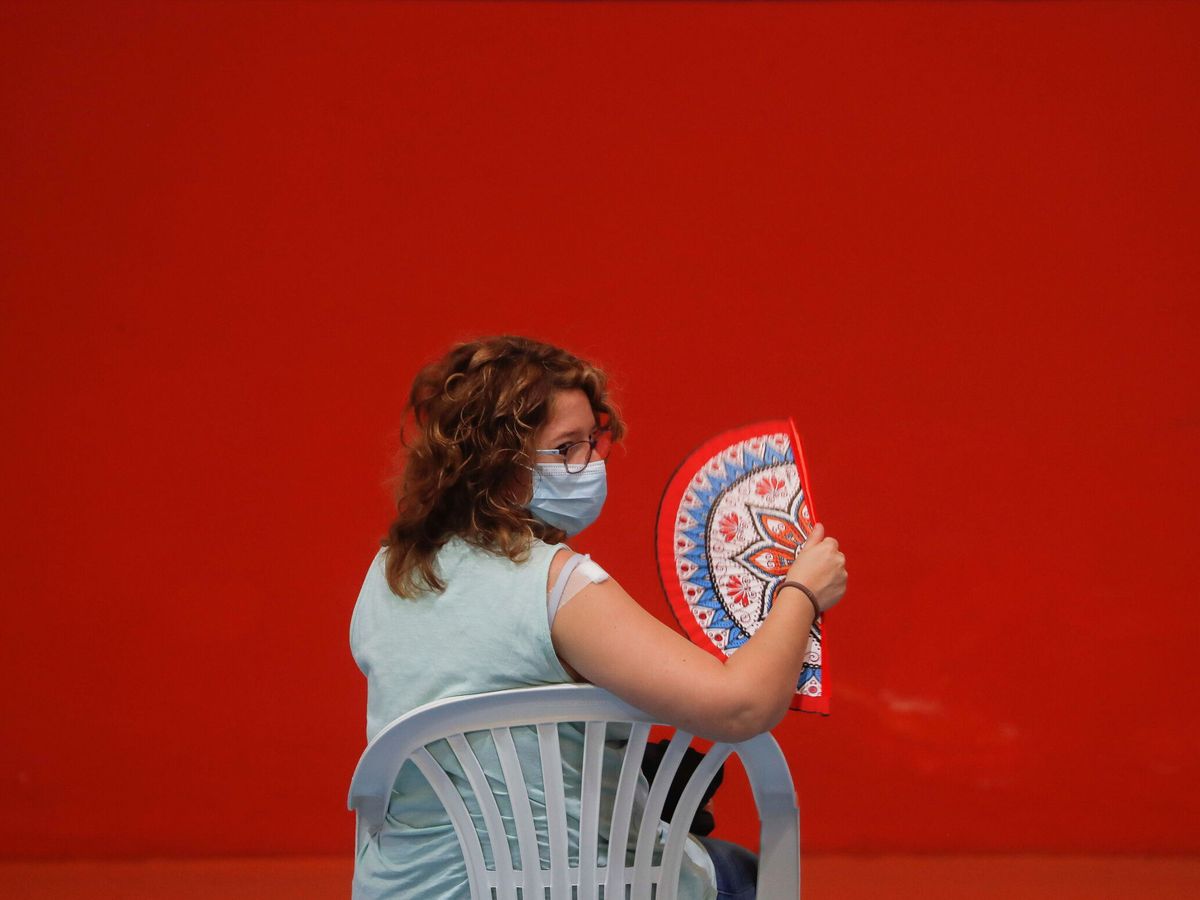 Foto: Una mujer espera después de ser vacunada en Ronda. (Reuters)