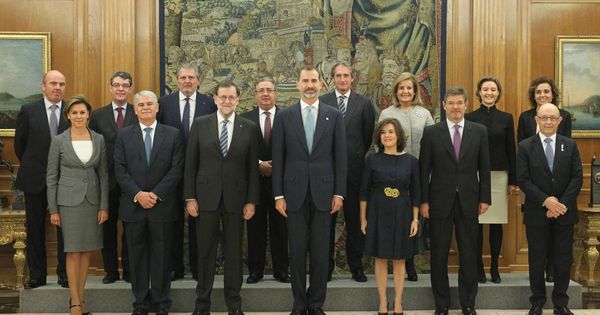 Foto: Foto de familia del actual Gobierno presidido por Mariano Rajoy junto al Rey tras la jura o promesa del cargo. (Casa de S. M. el Rey)