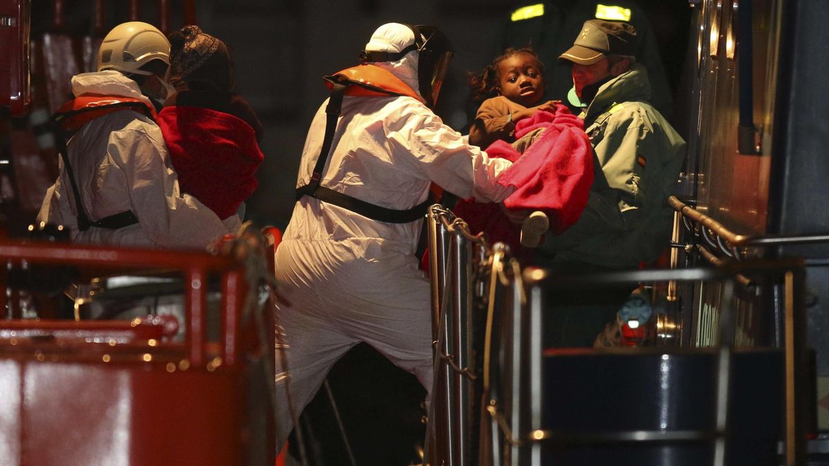 Llegan al puerto de Almería 26 inmigrantes rescatados, entre ellos tres bebés