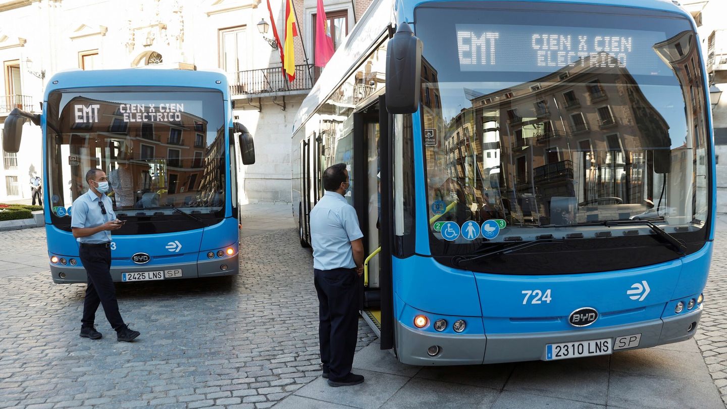 Autobuses eléctricos de la Empresa Municipal de Transportes que recorren el distrito de Centro. (EFE/Chema Moya)