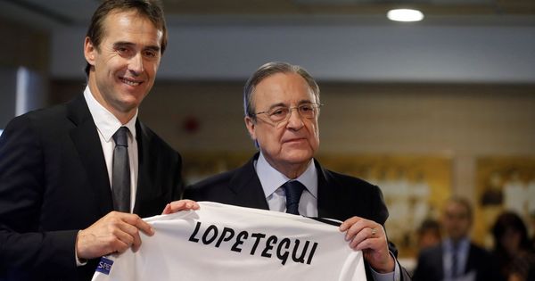 Foto: Julen Lopetegui y Florentino Pérez posan con la camiseta del Real Madrid en el palco del Bernabéu. (EFE)