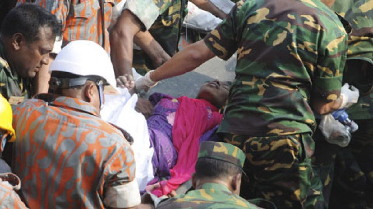 Rescatada una mujer con vida 16 días después del derrumbe en Bangladesh