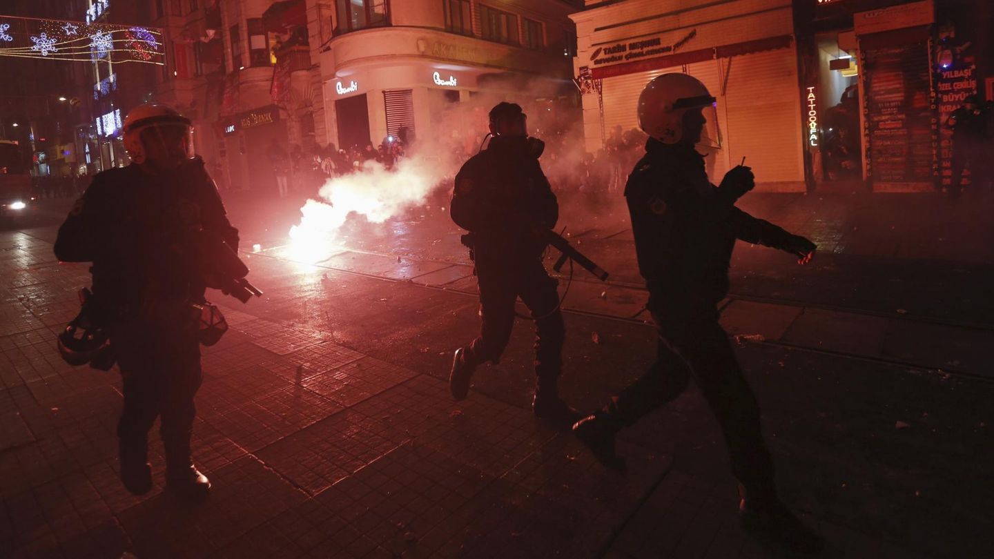 Policías antidisturbios turcos se enfrentan a opositores en el centro de Estambul (Reuters).