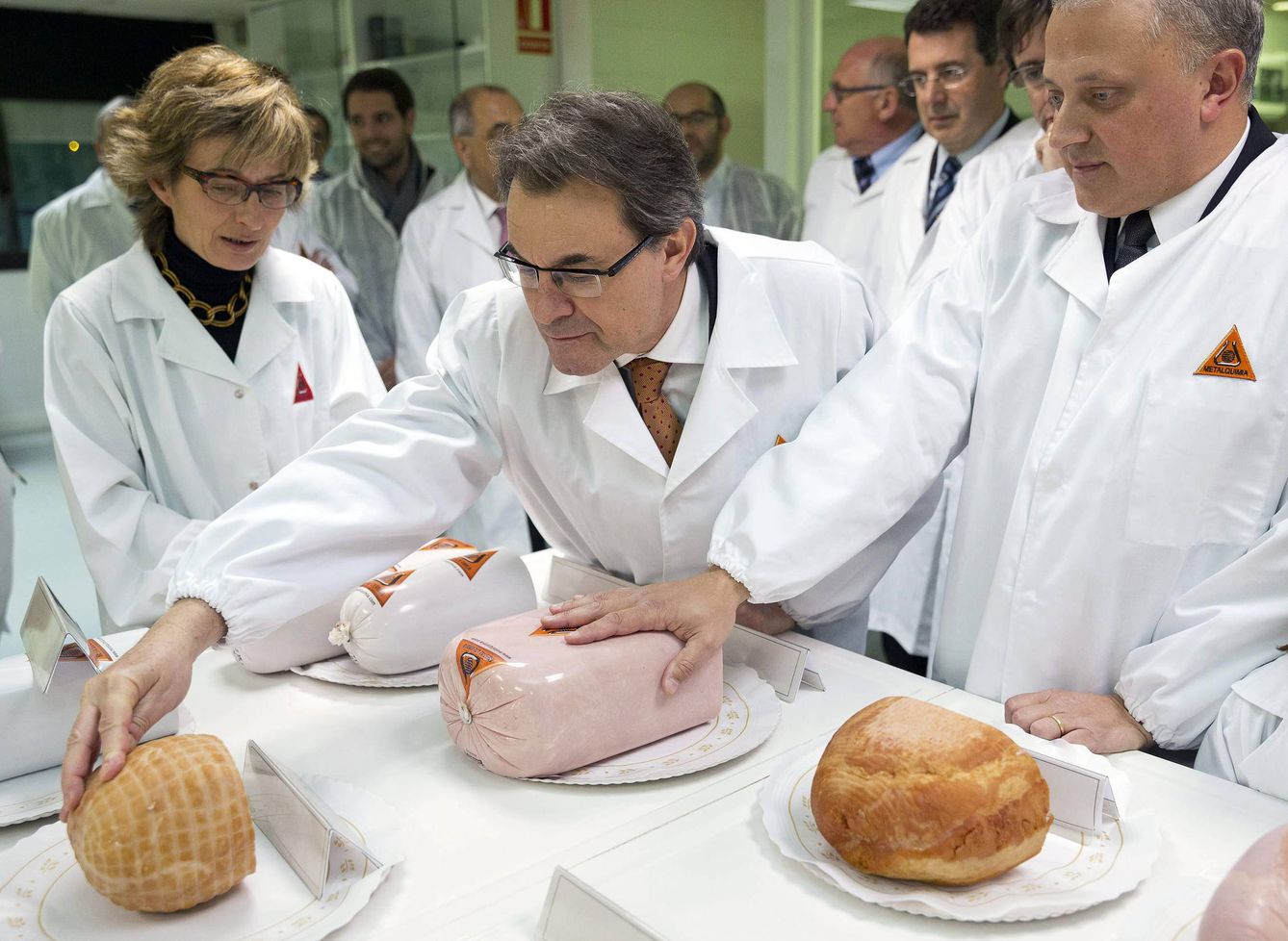El 'expresident' Artur Mas, gran impulsor del 'procés', en una fábrica catalana de embutidos. (EFE)