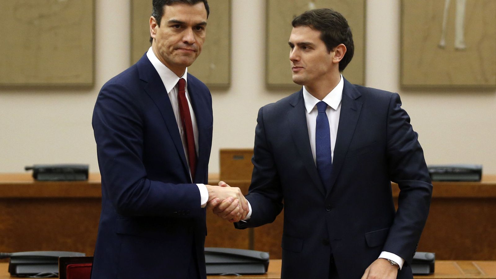 Foto: Choque de manos entre Pedro Sánchez y Albert Rivera tras el acuerdo de la anterior legislatura logrado en febrero pasado. (Reuters)
