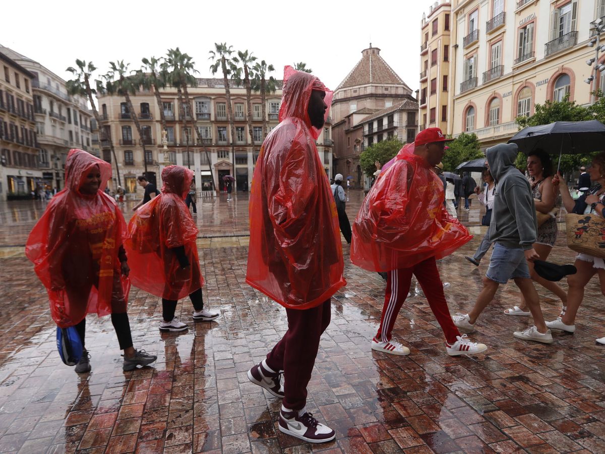 Foto: Este fin de semana habrá que sacar de nuevo chubasqueros y paraguas. (EFE/Jorge Zapata)