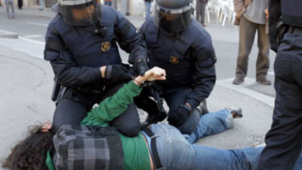 Tres jóvenes detenidos y cinco mossos heridos tras el desalojo de la Universidad de Barcelona
