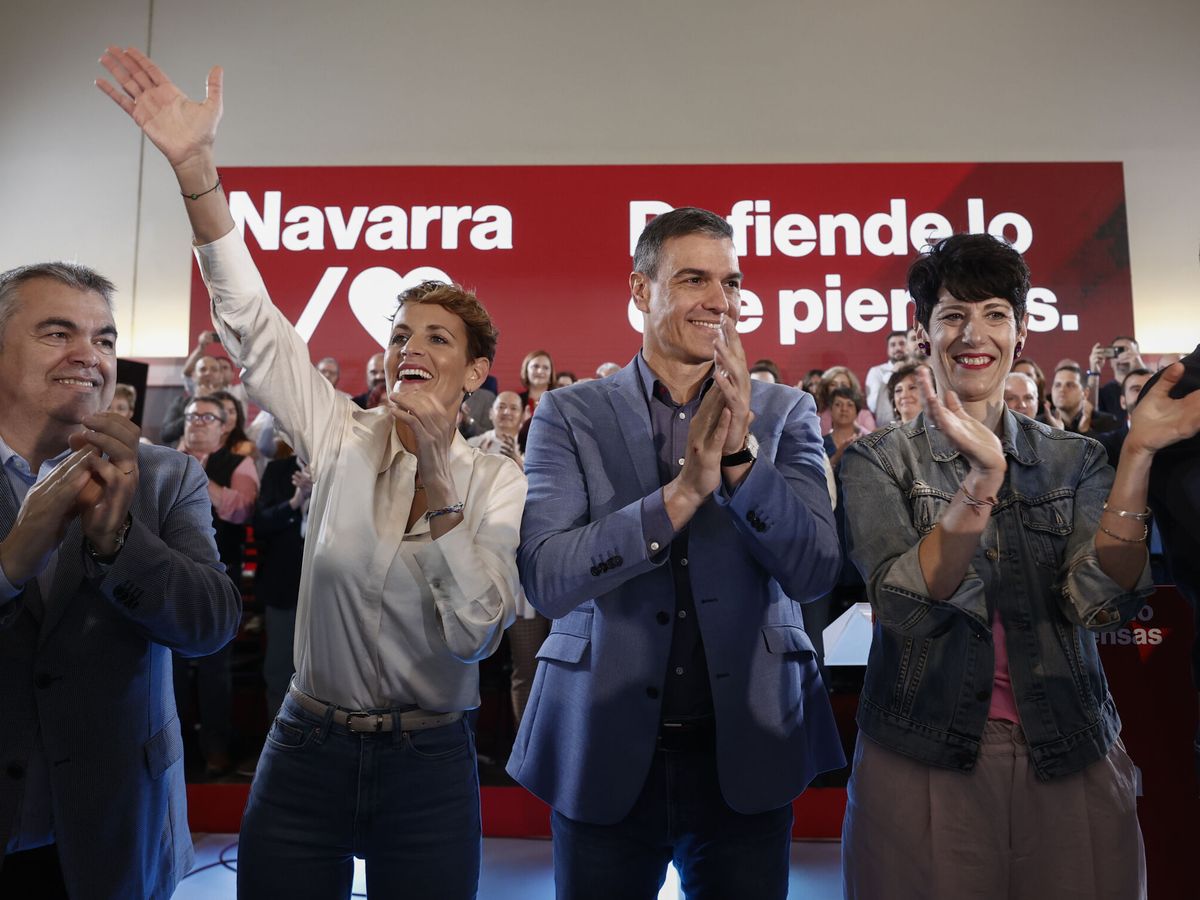 Foto: Santos Cerdán, María Chivite, Pedro Sánchez y Elma Saiz, en un acto de precampaña. (EFE/Jesús Diges)