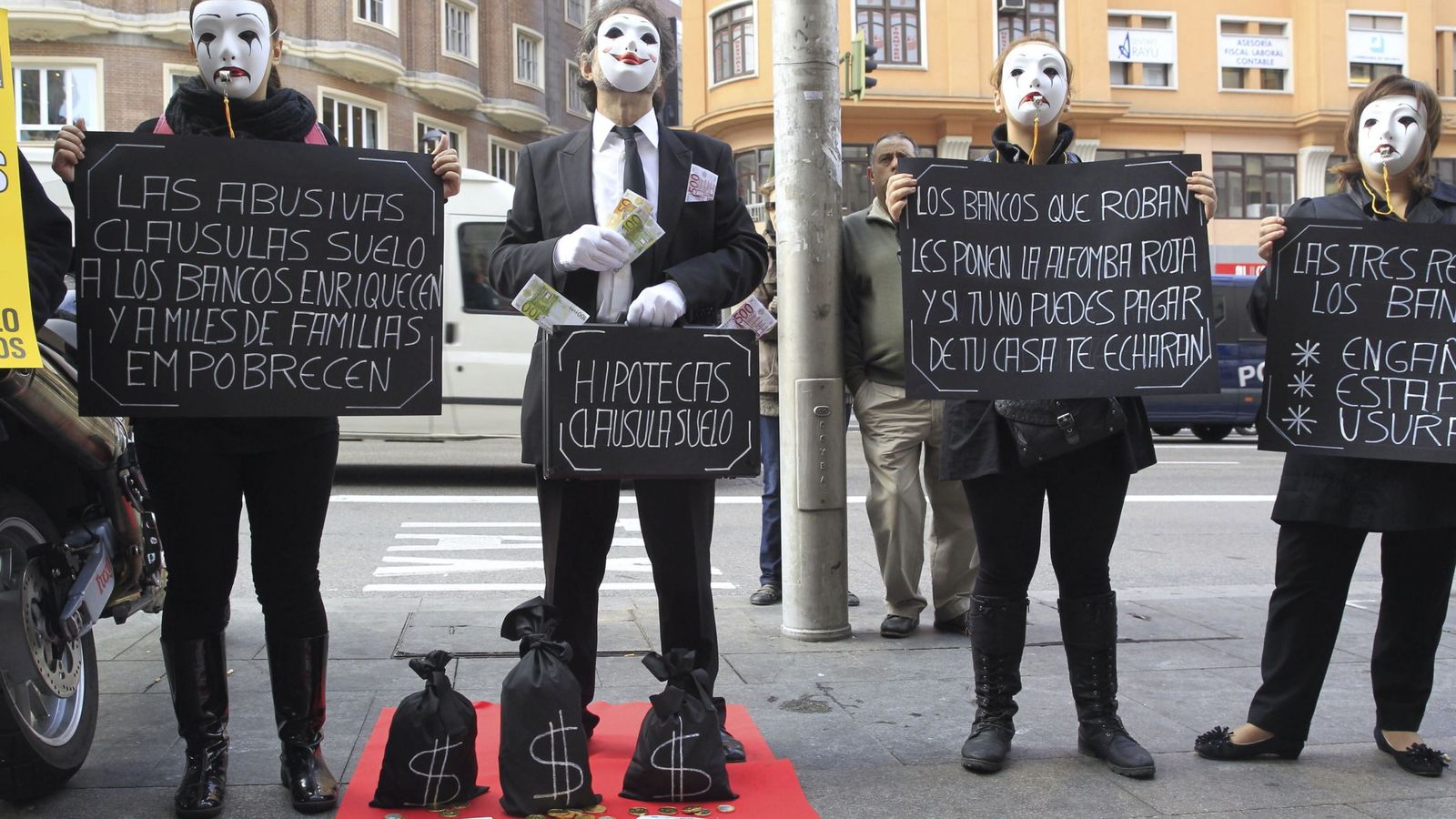 Foto: Afectados por la claúsula suelo durante una protesta organizada por La Asociación de Usuarios de Bancos, Cajas y Seguros (Adicae) contra los abusos hipotecarios de la banca. (EFE)