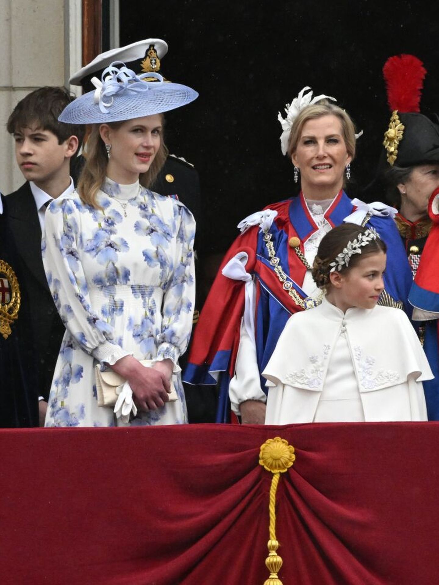 Sophie de Edimburgo, junto a su hija, en el balcón del palacio de Buckingham en la coronación de Carlos III. (EFE/EPA/Neil Hall) 