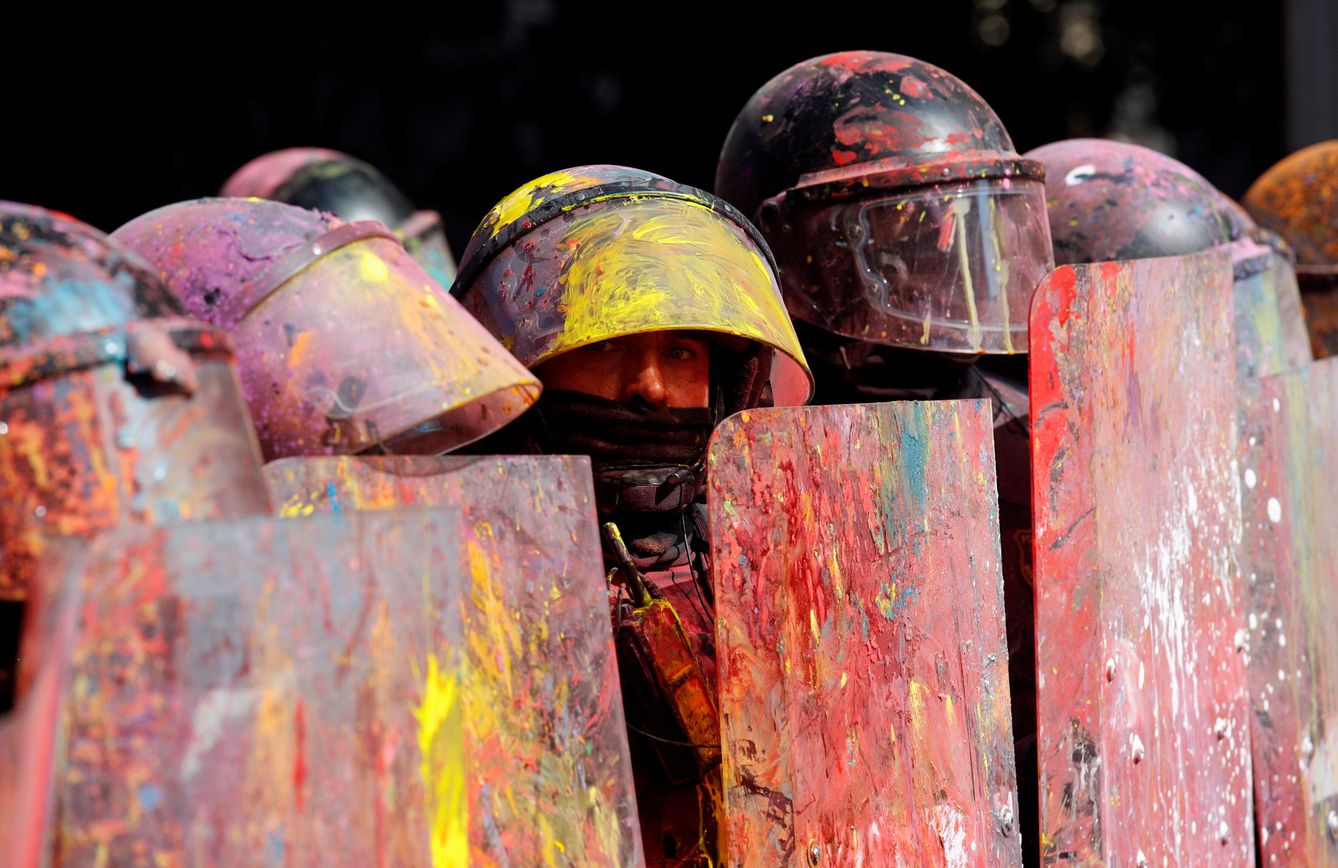 Durante los enfrentamientos del sábado, se lanzaron botes de pintura a los Mossos. (Reuters)
