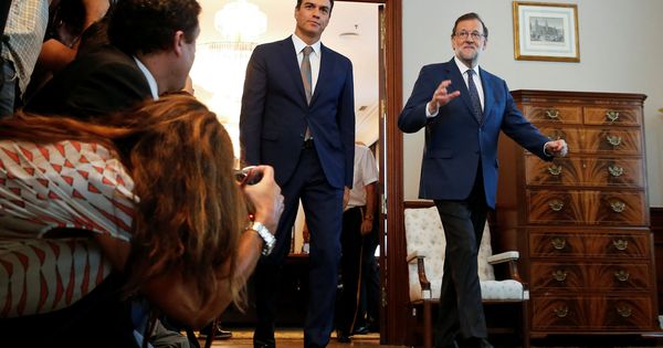 Foto: Pedro Sánchez y Mariano Rajoy llegan a su última reunión, el pasado 29 de agosto en el Congreso, la víspera de la investidura fallida del líder del PP. (Reuters)