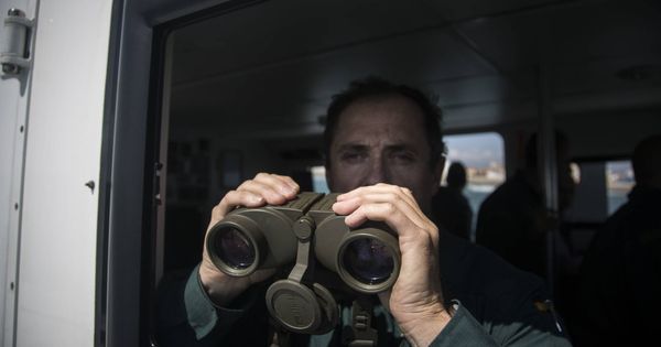 Foto: Un guardia civil vigila con sus prismáticos a posibles 'narcolanchas' que cruzan la bahía de Algeciras. (Fernando Ruso) 