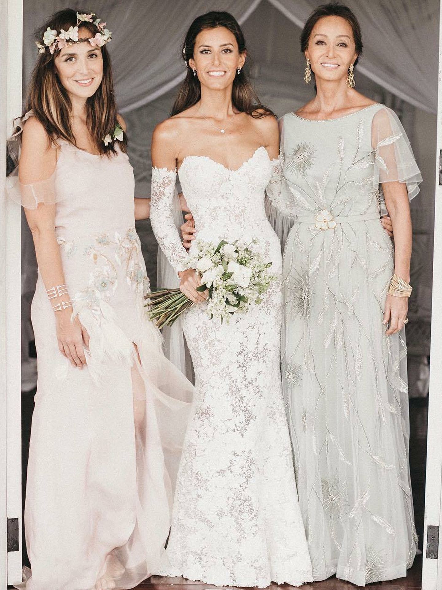Tamara Falcó, Ana Boyer e Isabel Presyler, en la boda de Ana Boyer. (Instagram @anaboyer)