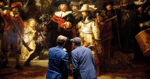 Foto: El director general del Rijksmuseum, Taco Dibbits (i), ante la obra "La ronda de noche". (EFE)