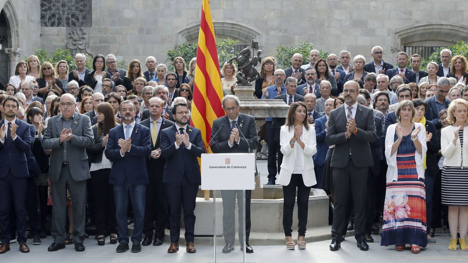 Foto: El presidente de la Generalitat, Quim Torra, junto a todo el Govern, el pasado 1-O. (EFE)