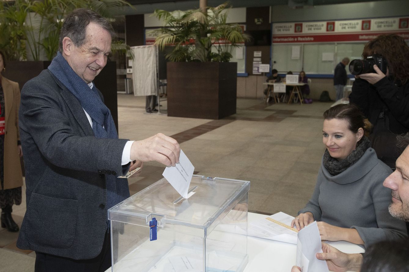 Abel Caballero votando el 18-F. (EFE/Salvador Sas)